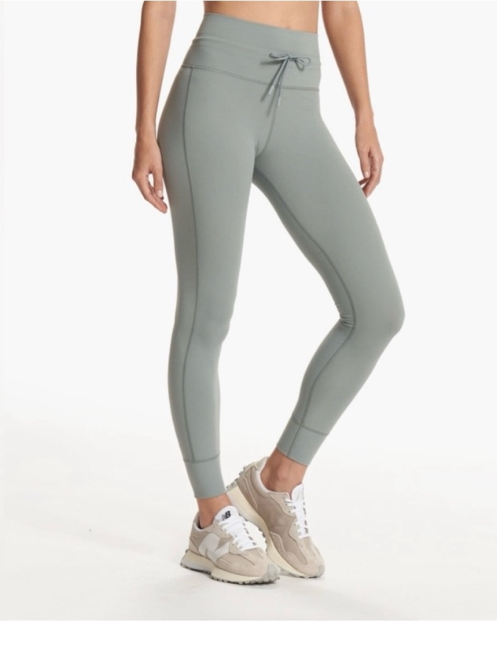 Vuori Women’s Sage Green Daily Legging Medium